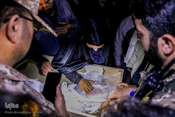 وداع پدر با کودک شهید حادثه تروریستی حرم شاهچراغ