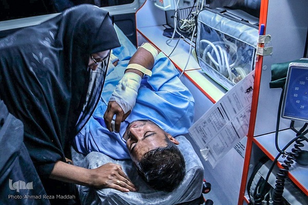 وداع پدر با کودک شهید حادثه تروریستی حرم شاهچراغ