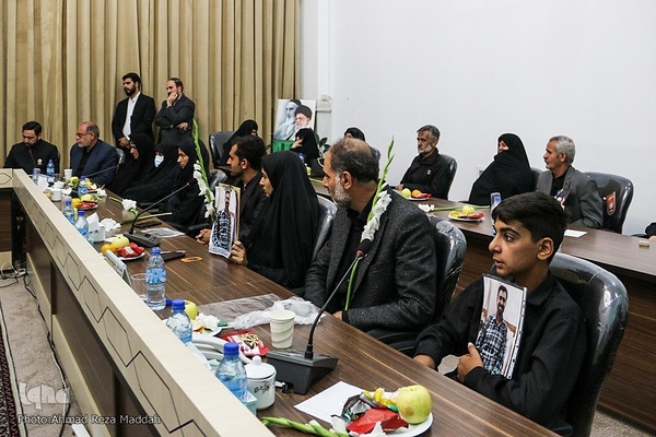 مراسم استقبال ازخانواده‌های شهدای شاهچراغ در مشهد مقدس