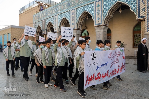 تشییع شهید گمنام با حضور دانش‌آموزان در اهواز