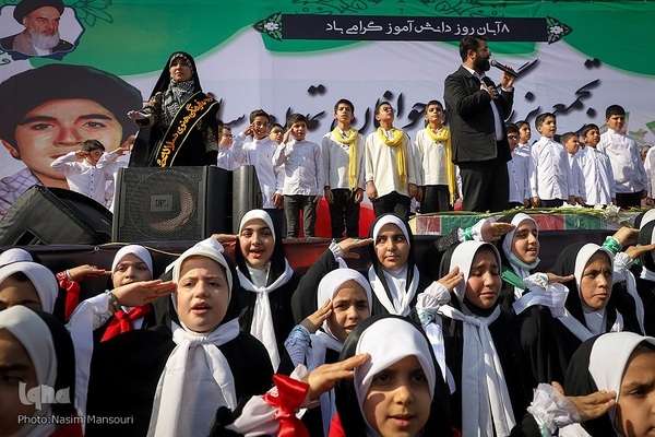 تشییع شهید گمنام با حضور دانش‌آموزان در اهواز