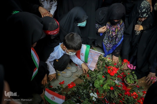 تشییع شهید گمنام با حضور دانش‌آموزان در اهواز