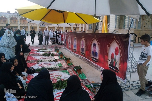 کرسی تلاوت قرآن در جوار شهدای حادثه تروریستی شاهچراغ(ع)