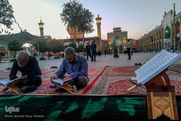 کرسی تلاوت قرآن در جوار شهدای حادثه تروریستی شاهچراغ(ع)