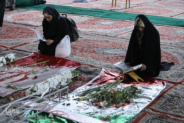 کرسی تلاوت قرآن در جوار شهدای حادثه تروریستی شاهچراغ(ع)