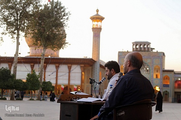 کرسی تلاوت قرآن در جوار شهدای حادثه تروریستی شاهچراغ(ع)