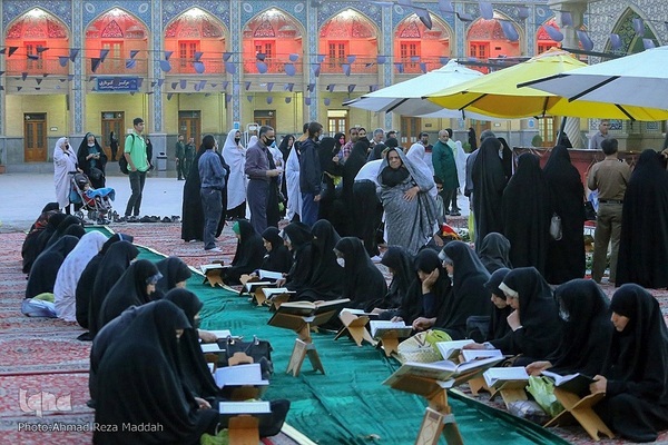 کرسی تلاوت قرآن در جوار شهدای حادثه تروریستی شاهچراغ(ع)