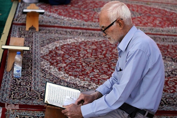 کرسی تلاوت قرآن در جوار شهدای حادثه تروریستی شاهچراغ(ع)