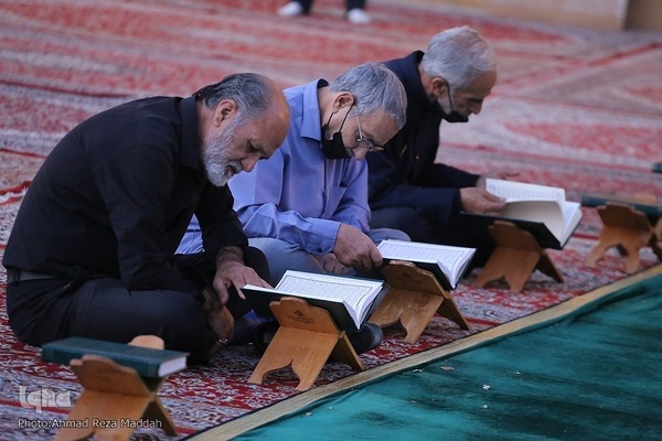 کرسی تلاوت قرآن در جوار شهدای حادثه تروریستی شاهچراغ(ع)