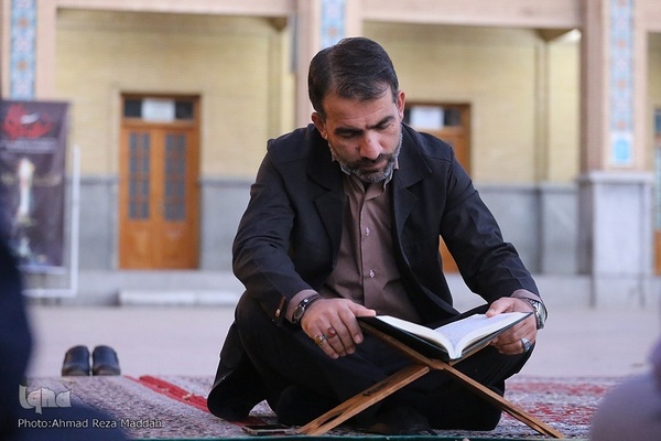 کرسی تلاوت قرآن در جوار شهدای حادثه تروریستی شاهچراغ(ع)