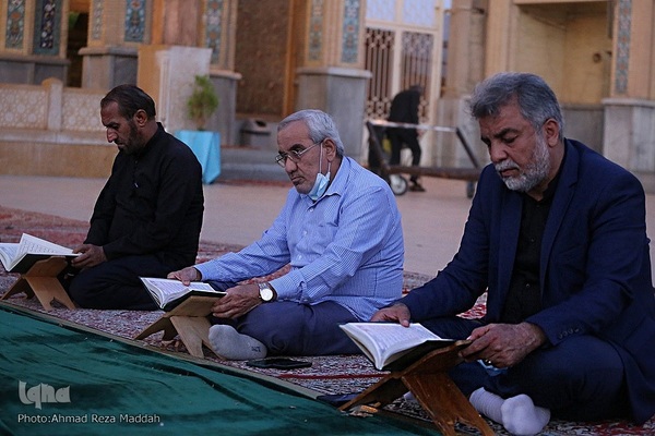 کرسی تلاوت قرآن در جوار شهدای حادثه تروریستی شاهچراغ(ع)