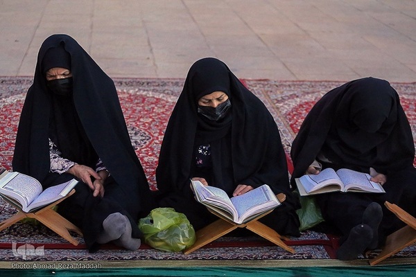 کرسی تلاوت قرآن در جوار شهدای حادثه تروریستی شاهچراغ(ع)