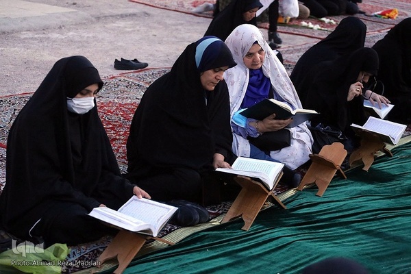 کرسی تلاوت قرآن در جوار شهدای حادثه تروریستی شاهچراغ(ع)