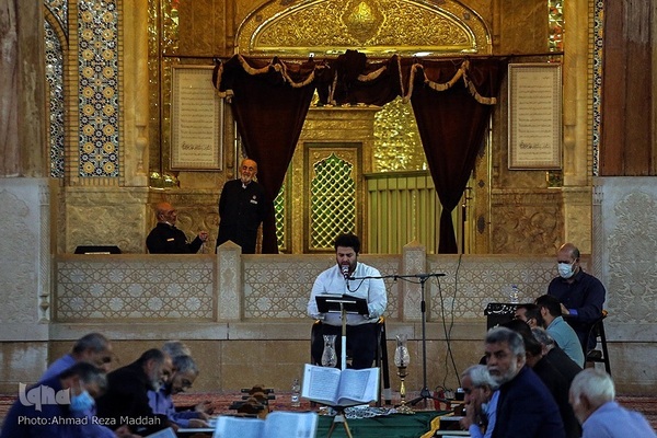 کرسی تلاوت قرآن در جوار شهدای حادثه تروریستی شاهچراغ(ع)