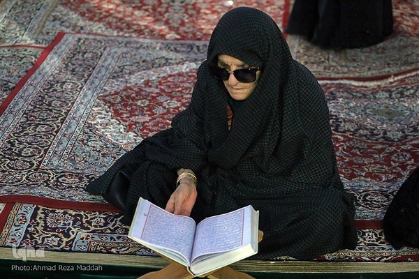 کرسی تلاوت قرآن در جوار شهدای حادثه تروریستی شاهچراغ(ع)