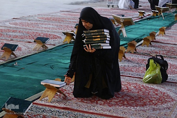 کرسی تلاوت قرآن در جوار شهدای حادثه تروریستی شاهچراغ(ع)