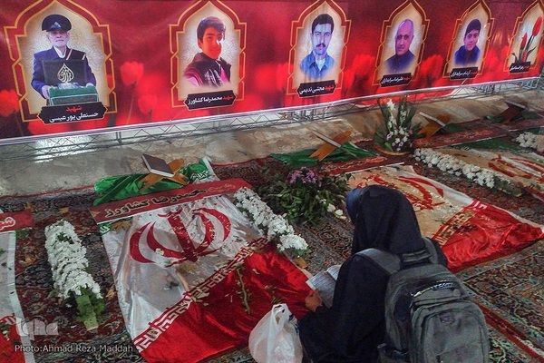 کرسی تلاوت قرآن در جوار شهدای حادثه تروریستی شاهچراغ(ع)