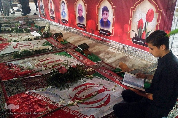 کرسی تلاوت قرآن در جوار شهدای حادثه تروریستی شاهچراغ(ع)