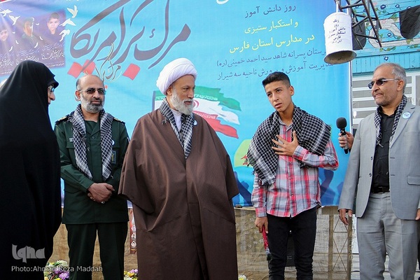 نواخت زنگ استکبارستیزی در محل درس شهید حادثه تروریستی حرم مطهر شاهچراغ(ع)