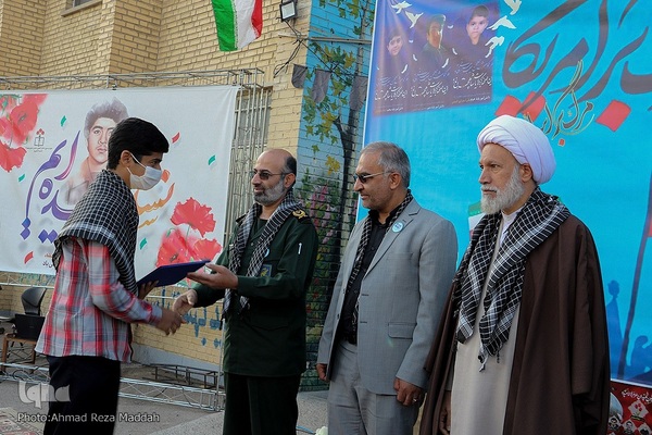 نواخت زنگ استکبارستیزی در محل درس شهید حادثه تروریستی حرم مطهر شاهچراغ(ع)