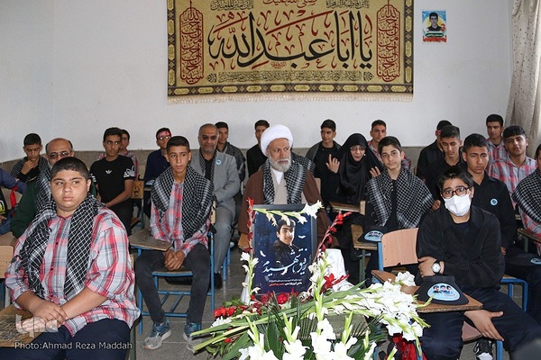 نواخت زنگ استکبارستیزی در محل درس شهید حادثه تروریستی حرم مطهر شاهچراغ(ع)