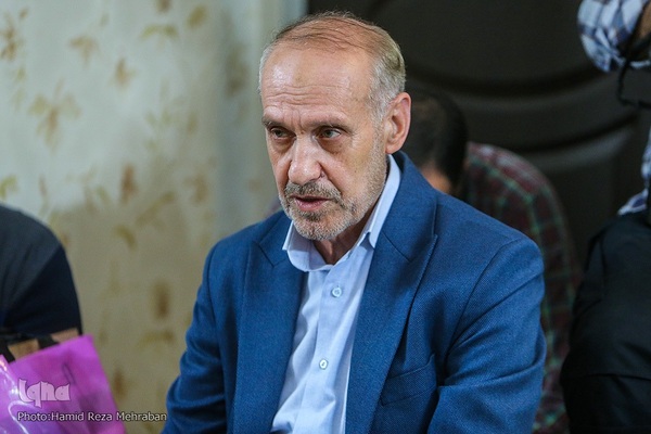 رحمت‌الله سلمان‌ماهینی، مدیر روابط عمومی مؤسسه کشوری مهد قرآن دیدار با خانواده شهید قرآنی محسن چینی فروشان