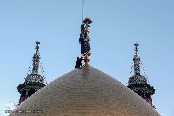 آیین تعویض پرچم حرم در شب وفات حضرت معصومه (سلام الله علیها)