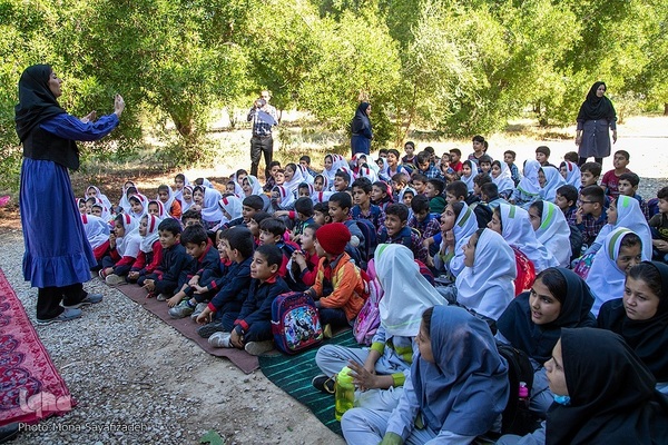کتابخانه سیار در روستای «ایستادگی» گتوند
