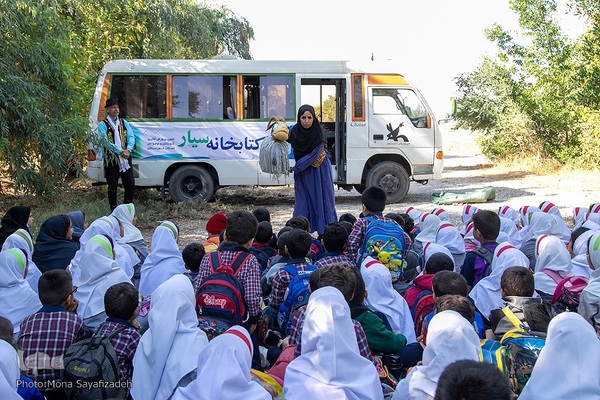 کتابخانه سیار در روستای «ایستادگی» گتوند