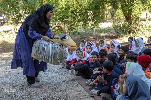 کتابخانه سیار در روستای «ایستادگی» گتوند