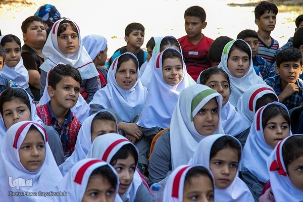 کتابخانه سیار در روستای «ایستادگی» گتوند