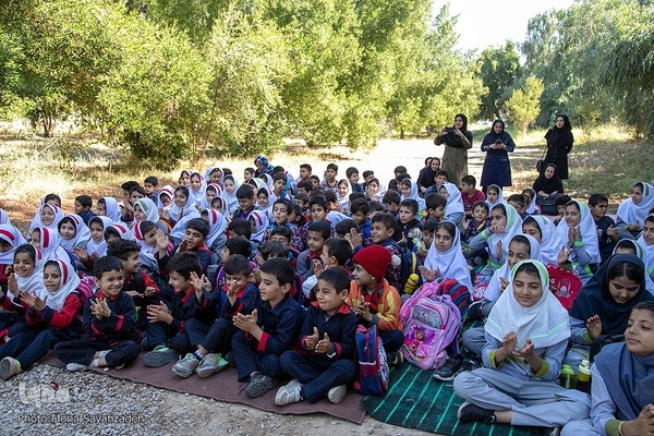 کتابخانه سیار در روستای «ایستادگی» گتوند
