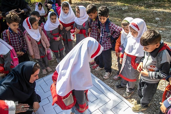 کتابخانه سیار در روستای «ایستادگی» گتوند