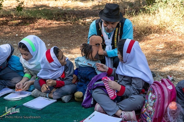 کتابخانه سیار در روستای «ایستادگی» گتوند
