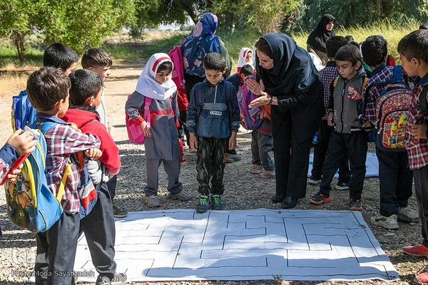 کتابخانه سیار در روستای «ایستادگی» گتوند