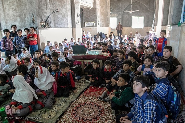 کتابخانه سیار در روستای «ایستادگی» گتوند