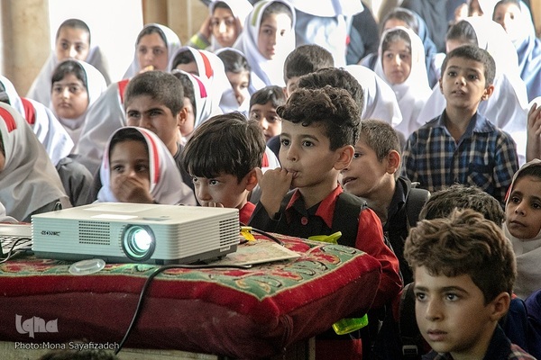 کتابخانه سیار در روستای «ایستادگی» گتوند