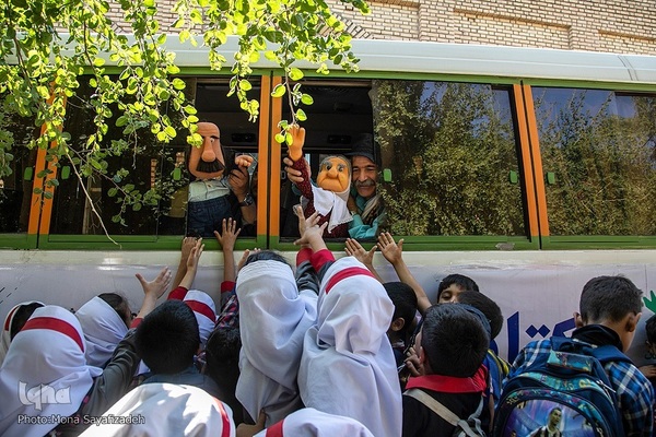 کتابخانه سیار در روستای «ایستادگی» گتوند