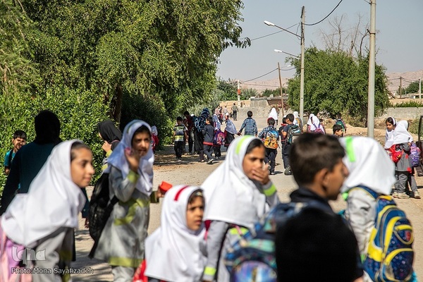 کتابخانه سیار در روستای «ایستادگی» گتوند
