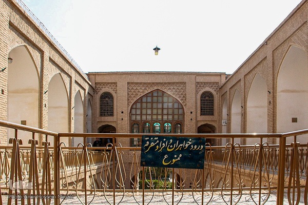 مدرسه تاریخی قدیمی و همچنان پابرجای علمیه خان یزد