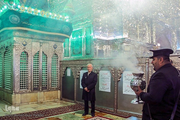 آئین معنوی سفره صلوات بر سر تربت شهدای حمله تروریستی حرم