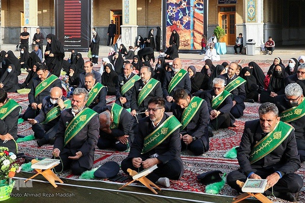 آئین معنوی سفره صلوات بر سر تربت شهدای حمله تروریستی حرم