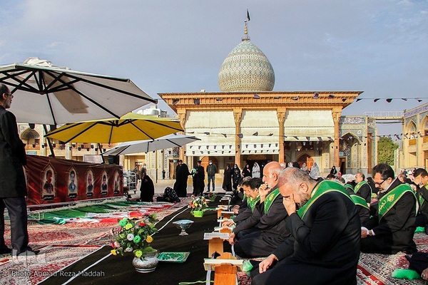 آئین معنوی سفره صلوات بر سر تربت شهدای حمله تروریستی حرم