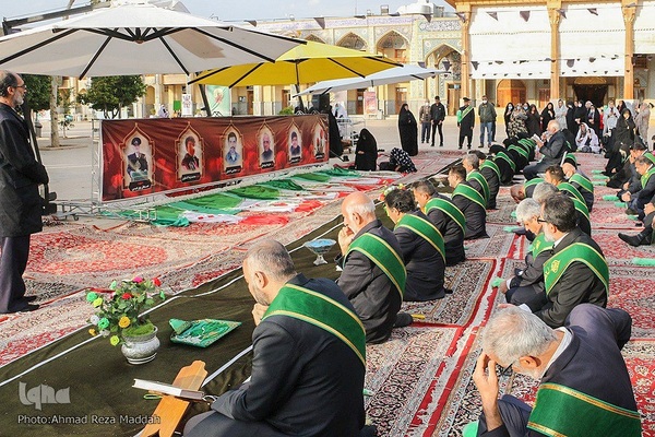 آئین معنوی سفره صلوات بر سر تربت شهدای حمله تروریستی حرم