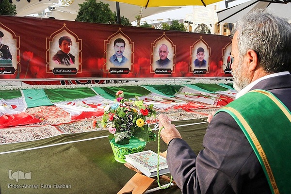 آئین معنوی سفره صلوات بر سر تربت شهدای حمله تروریستی حرم