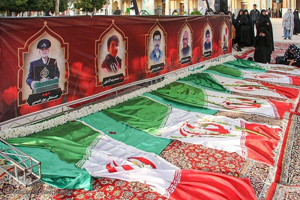 آئین معنوی سفره صلوات بر سر تربت شهدای حمله تروریستی حرم