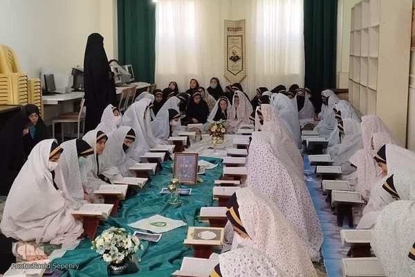 کرسی تلاوت قرآن کریم دانش آموزی در ملایر