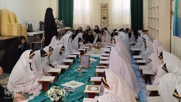 کرسی تلاوت قرآن کریم دانش آموزی در ملایر