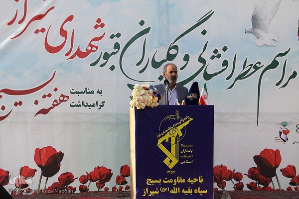 مراسم عطرافشانی وغبارروبی قبورمطهرگلزار شهدا