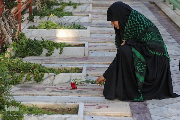 مراسم عطرافشانی وغبارروبی قبورمطهرگلزار شهدا
